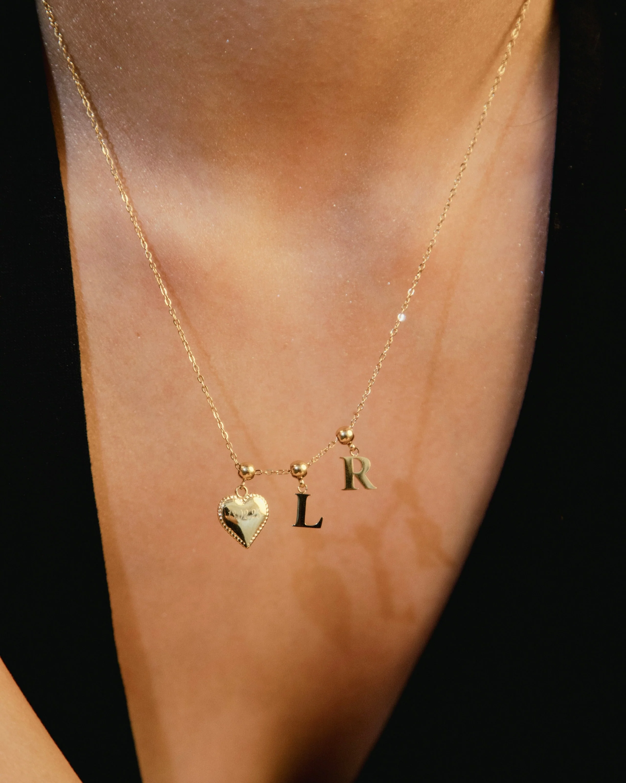 L Classic Initial Charm Gold - Image 4